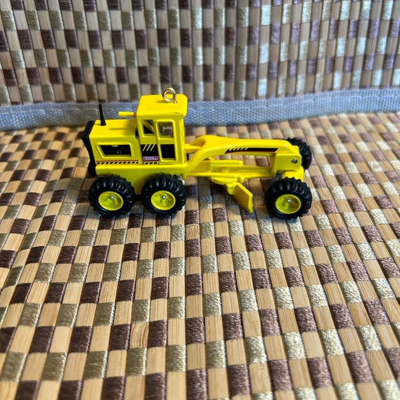 Vintage Hallmark Keepsake Tonka Road Grader 1998 Christmas Ornament. - Picture 5 of 6